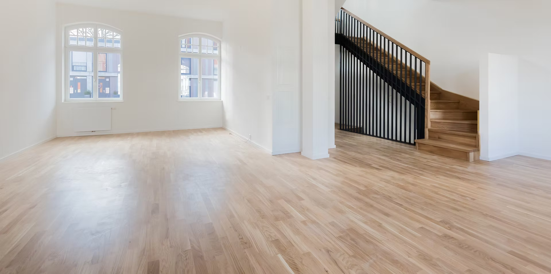 Ett helt tömt och grovstädat vardagsrum efter avslutad dödsbotömning på Limhamn i Malmö.